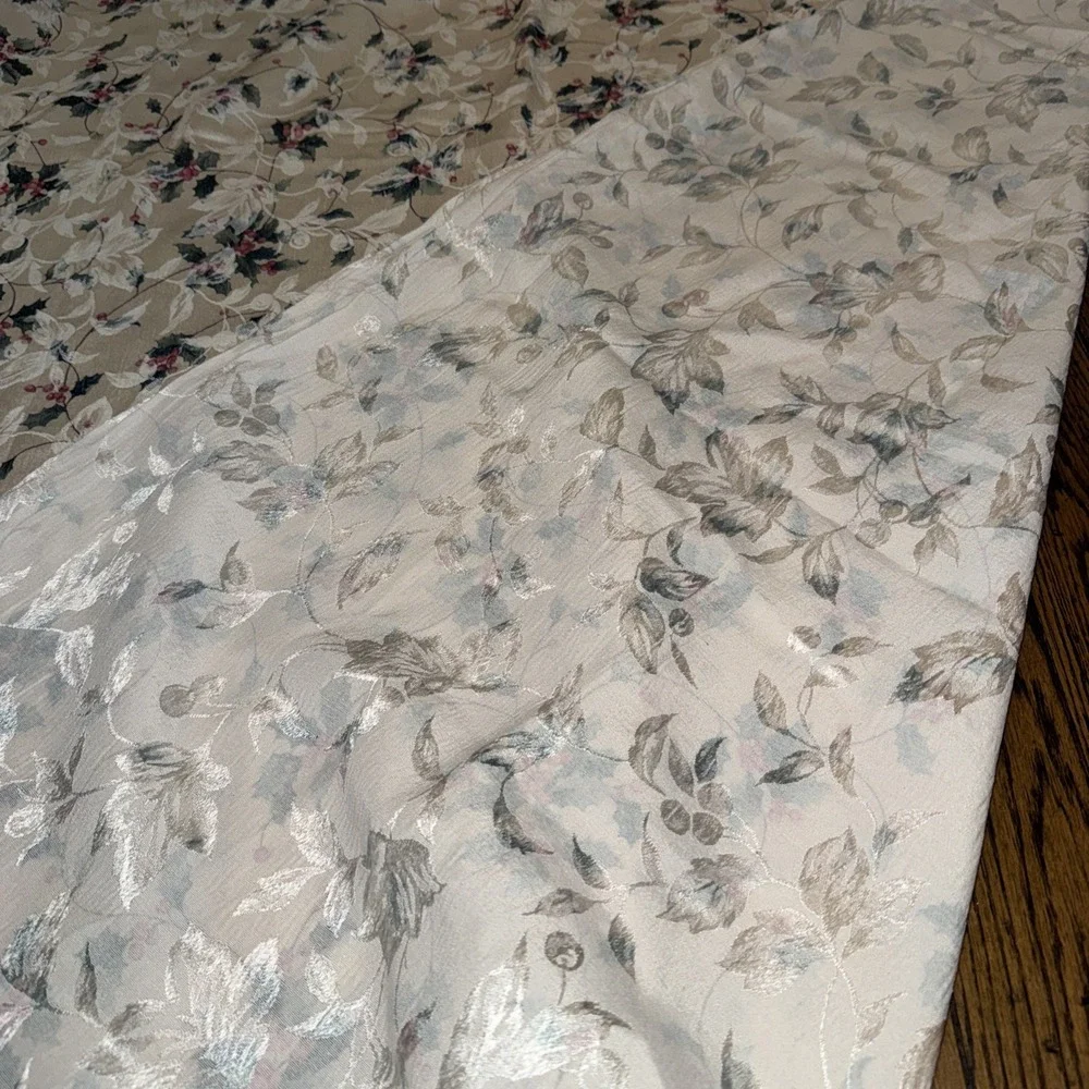 Vintage Holly and Berries Rectangle Christmas Tablecloth Approx 52
